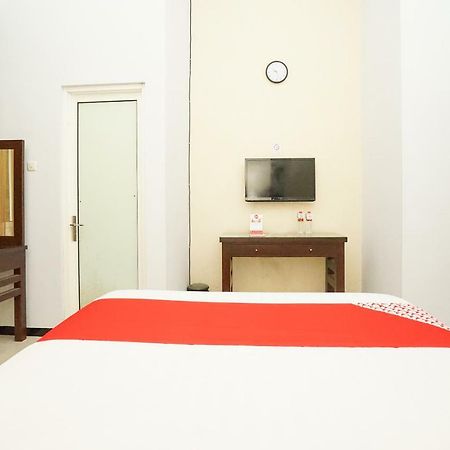 Oyo 282 Putri Utari Residence Malang Exterior foto