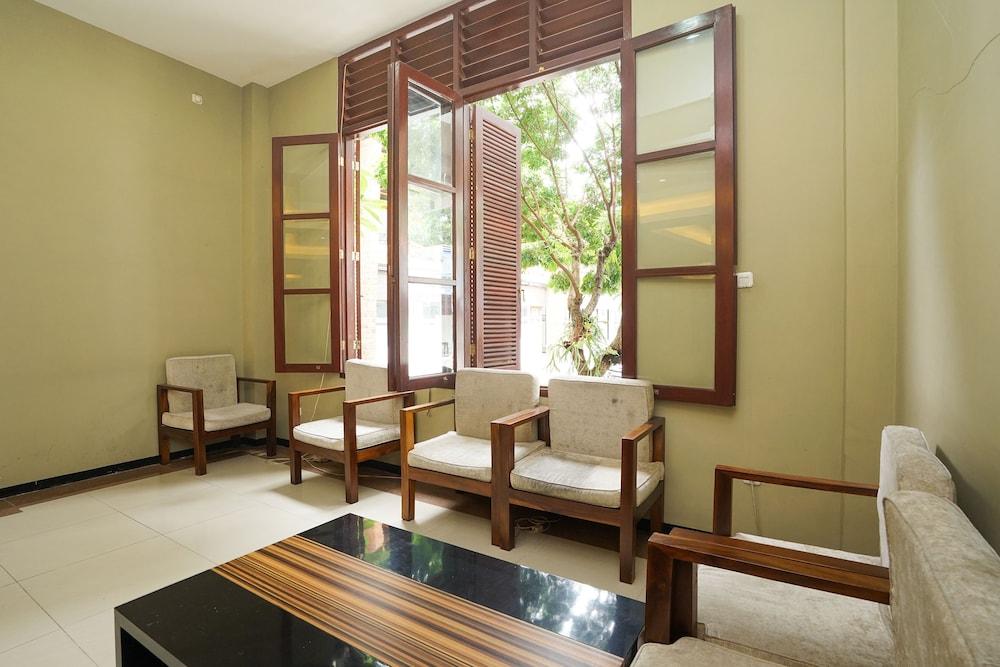 Oyo 282 Putri Utari Residence Malang Exterior foto