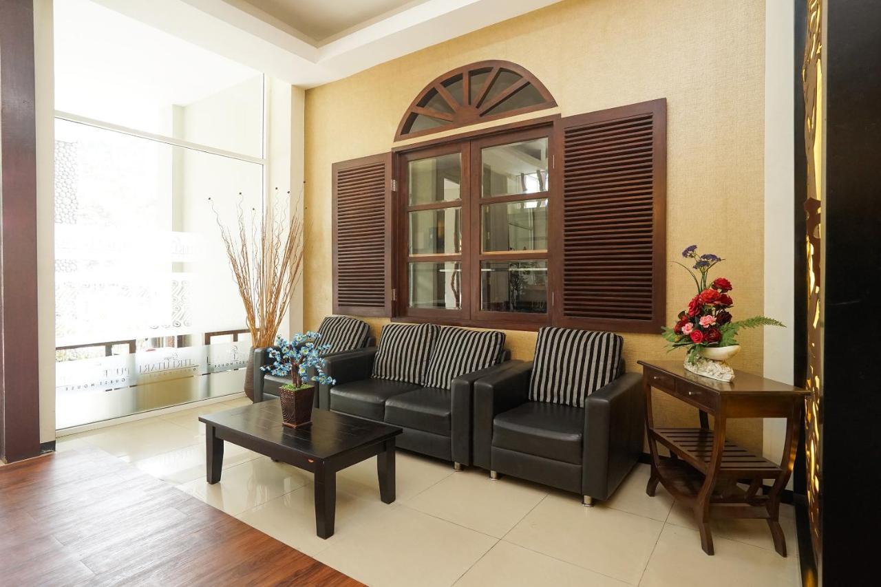 Oyo 282 Putri Utari Residence Malang Exterior foto