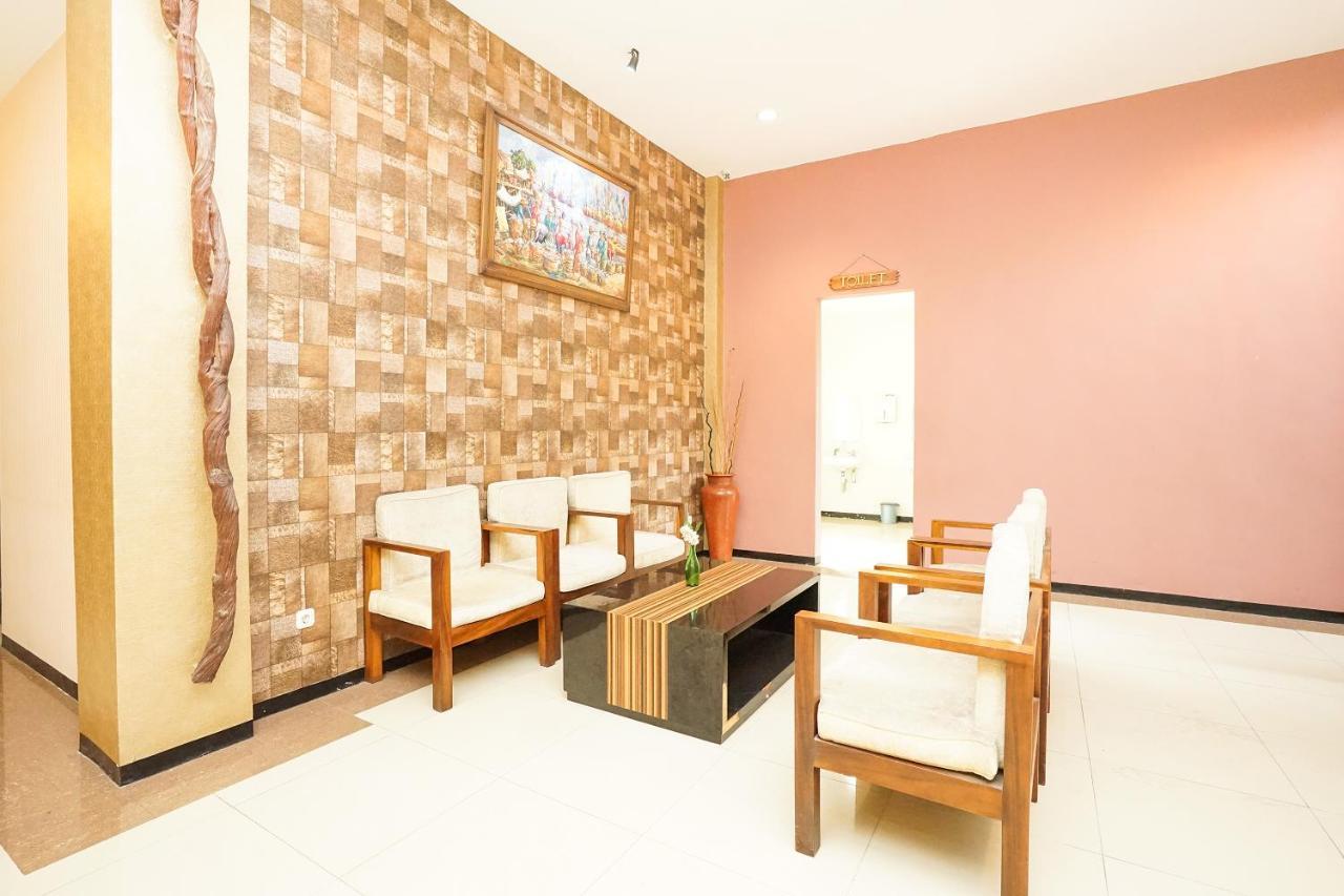 Oyo 282 Putri Utari Residence Malang Exterior foto