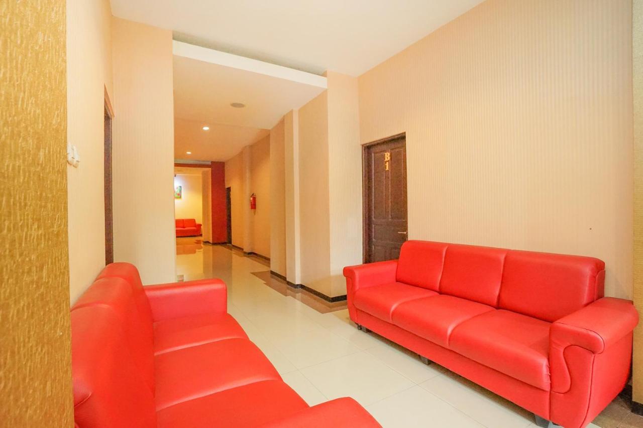 Oyo 282 Putri Utari Residence Malang Exterior foto