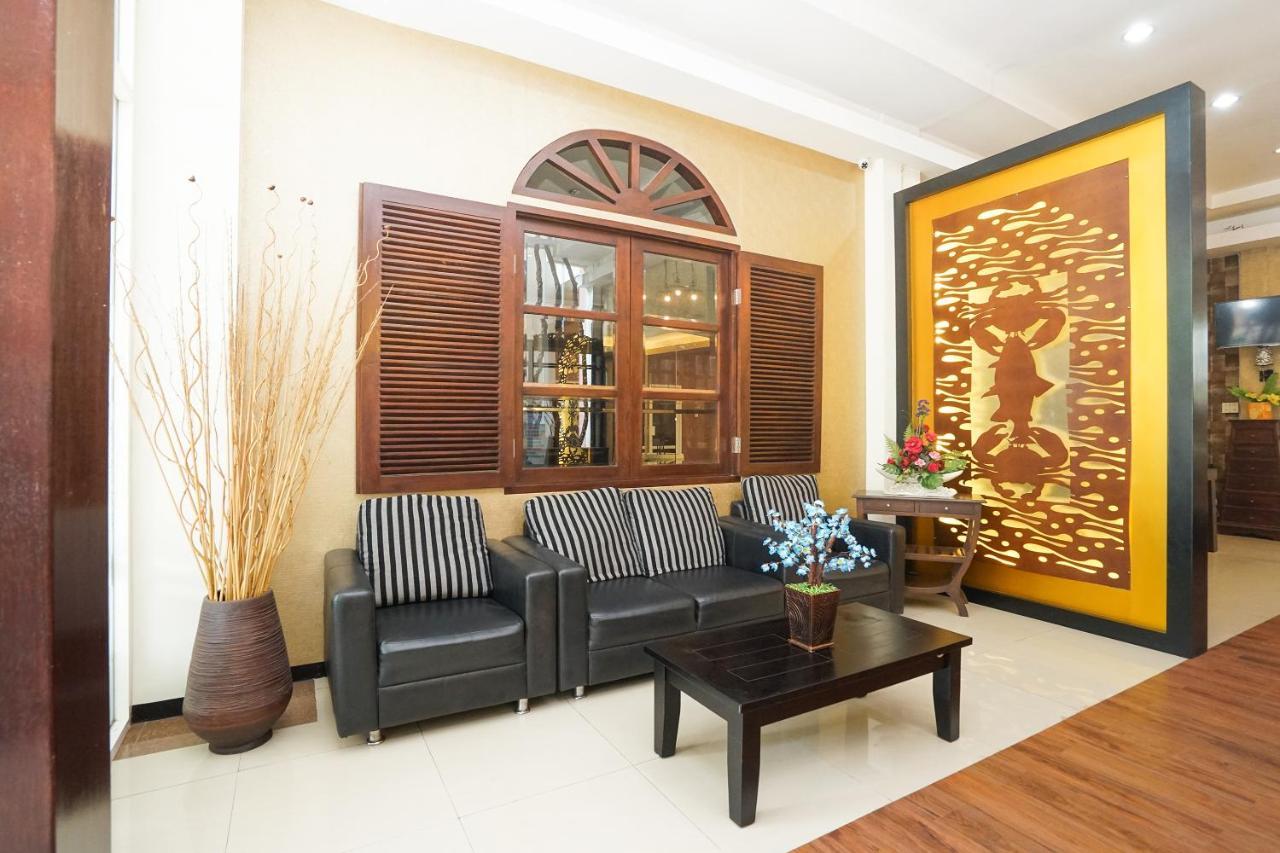 Oyo 282 Putri Utari Residence Malang Exterior foto