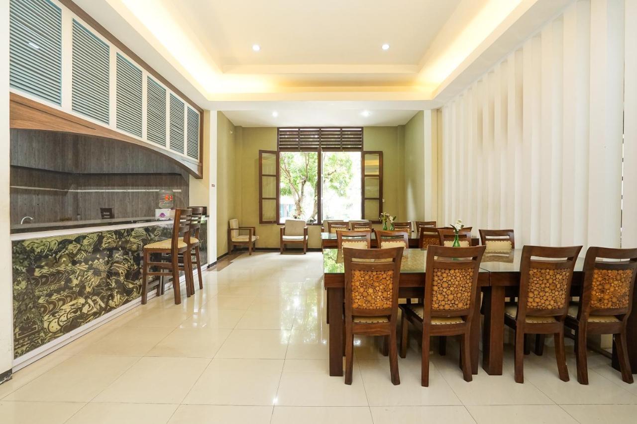 Oyo 282 Putri Utari Residence Malang Exterior foto