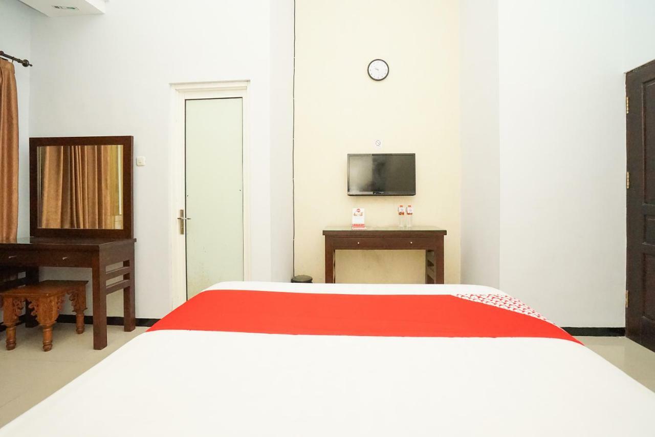 Oyo 282 Putri Utari Residence Malang Exterior foto